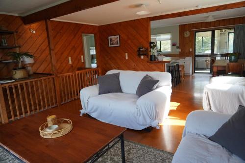 Okupu Beach House in เกาะเกรทแบร์ริเออร์