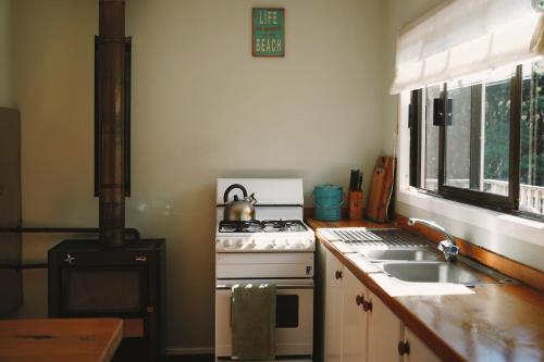 ห้องครัว, Okupu Beach House in เกาะเกรทแบร์ริเออร์