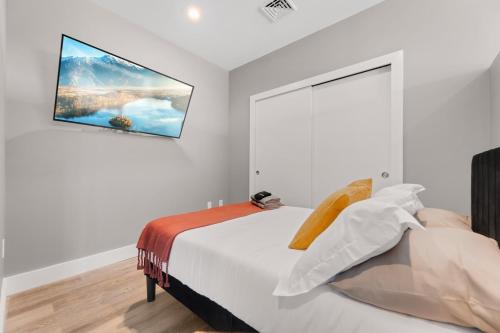 Modern 1 Bedroom Apartment with 2 TVs Fast WiFi and Free Parking, Cleveland (photo 3)
