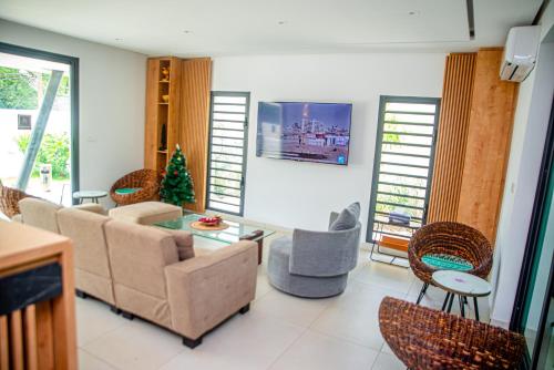 ห้องส่วนกลางสำหรับนั่งเล่น/ดูทีวี, Hotel Yatchenin Abidjan in อาบิดจัน
