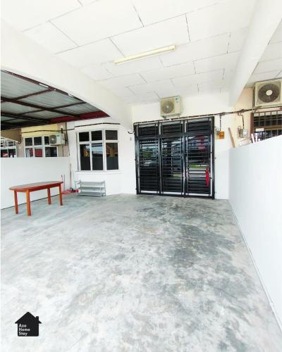 . Azo Homestay Parit Raja