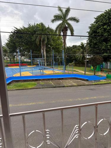 สภาพแวดล้อมโดยรอบ, Depa Koral in เปอร์โต้ ลิมอน