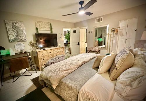 Spacious Villa 2 BR, 2 BA on Golf Course in Palm Desert, USA