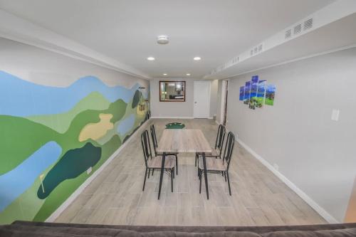 Family Home with Large Yard & Golf Theme Near Rail in 漢普登