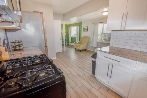 Family Home with Large Yard & Golf Theme Near Rail in 漢普登