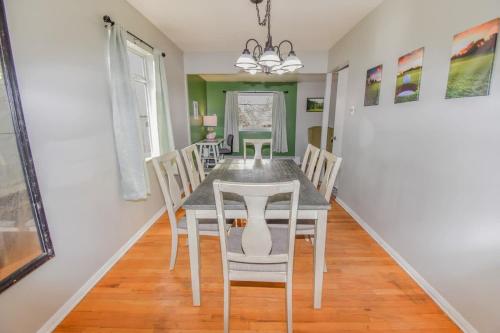 Family Home with Large Yard & Golf Theme Near Rail in 漢普登