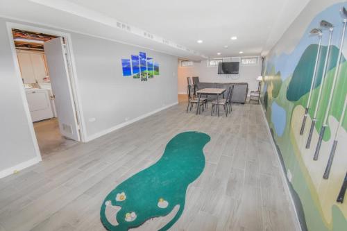 Family Home with Large Yard & Golf Theme Near Rail in 漢普登