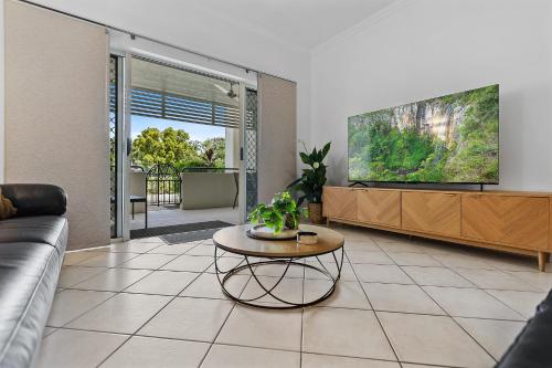 Cozy 3-Bedroom Oasis with Pool Access in Cairns - image 2