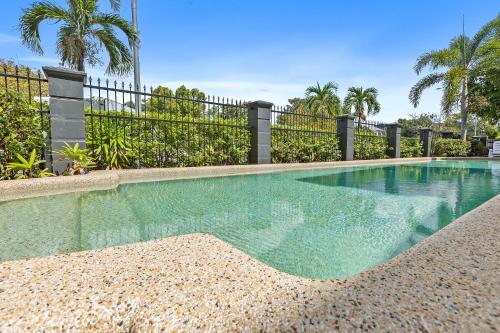 Cozy 3-Bedroom Oasis with Pool Access in Cairns - image 3
