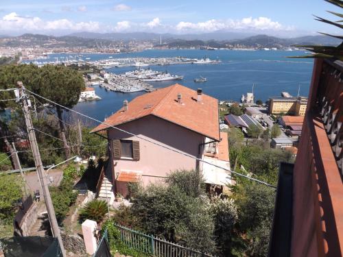  Tre Pini Apartment, Pension in La Spezia