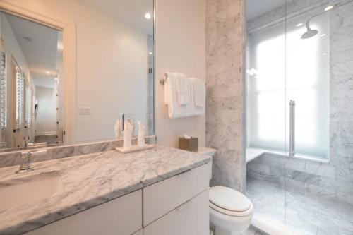 One Bedroom Studio Suite with Kitchen image 2