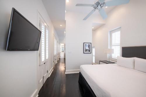 One Bedroom Studio Suite with Kitchen image 4
