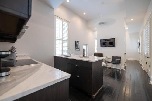One Bedroom Studio Suite with Kitchen image 5