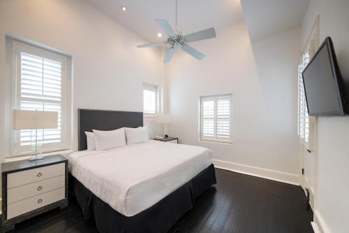 One Bedroom Studio Suite with Kitchen image 7