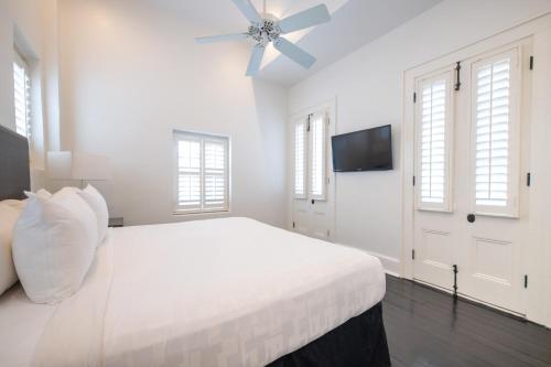 One Bedroom Studio Suite with Kitchen image 6
