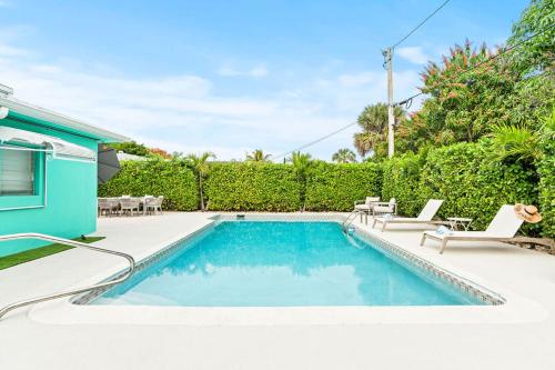 The Palmside Escape Heated Pool, Putt, Relax