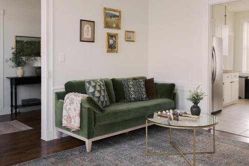 Updated Historic Home with King Beds 15 mins to Hershey in Middletown, USA