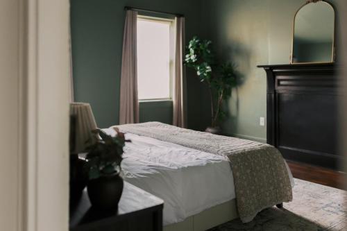 Updated Historic Home with King Beds 15 mins to Hershey in Middletown, USA
