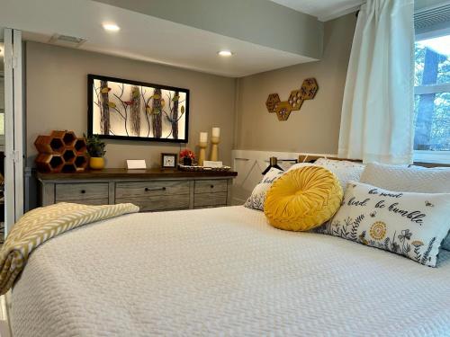 The Hive - Unique Themed Getaway in บิลเลริกา (MA)