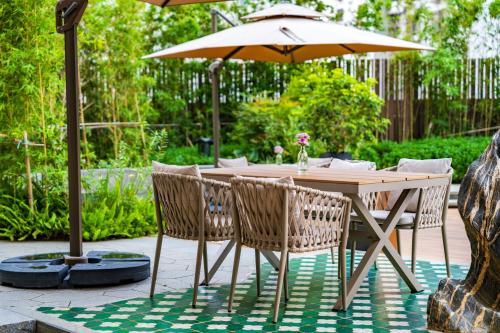 Yuexiu Hotel Guangzhou,Curio Collection by Hilton-Free shuttle between hotel and Exhibition Center during Canton Fair & Exhibitor Registration Counter