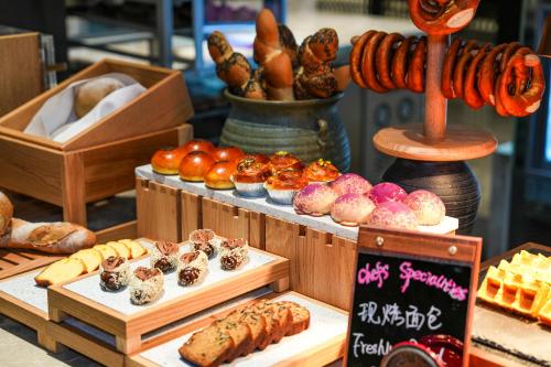 Yuexiu Hotel Guangzhou,Curio Collection by Hilton-Free shuttle between hotel and Exhibition Center during Canton Fair & Exhibitor Registration Counter