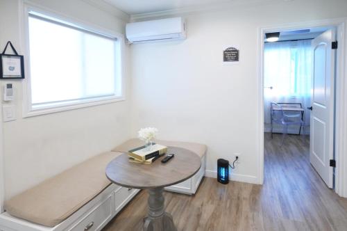 Cozy 2B1B Guest House with Private Entrance and Parking