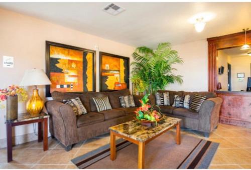 Franklin Inn & Suites - image 12
