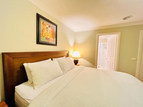 An Ensuite Comfort in Sydenham in بحيرات تيلرز