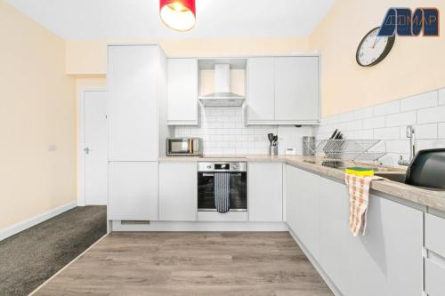 4 Bed Flat With Parking Sleeps 8 in Fife in Buckhaven