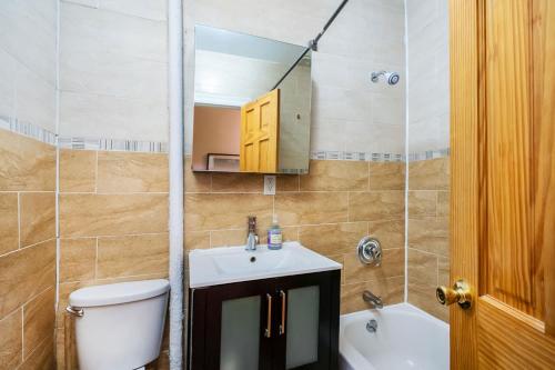 102-1A Best Value 2BR Apt Near Central Park - image 4