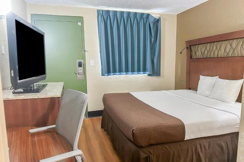 OYO Hotel Mobile, AL I-65 at Airport Blvd Room Type - King Bed Accessible