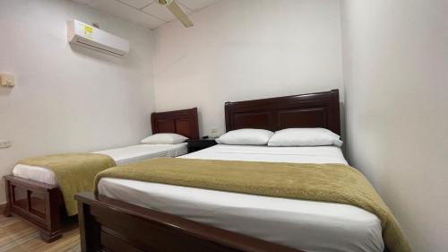 1 queen bed, 1 twin bed