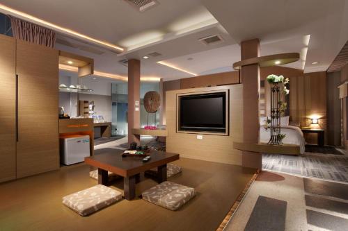 room detail thumbnail 2