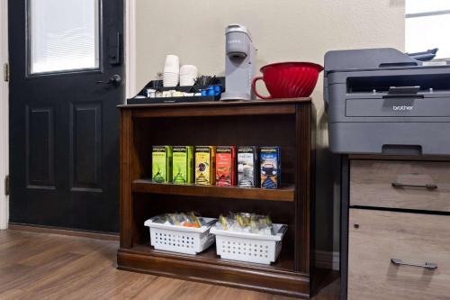 Eagle's Den Suites Kenedy a Travelodge by Wyndham - 로비