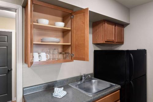Eagle's Den Suites Kenedy a Travelodge by Wyndham - 주방
