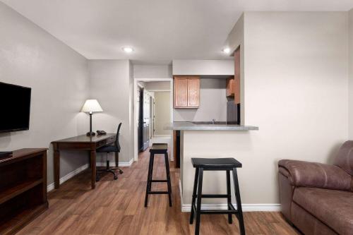 Eagle's Den Suites Kenedy a Travelodge by Wyndham