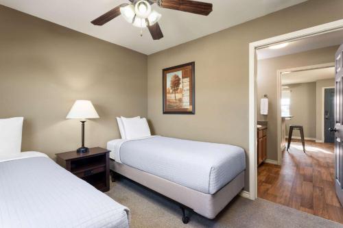Eagle's Den Suites Kenedy a Travelodge by Wyndham