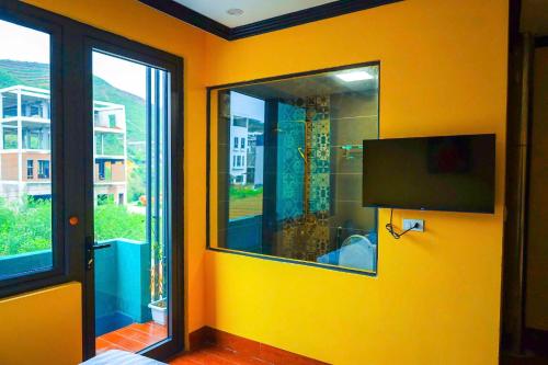 King Room with Balcony room in Cloudside Retreat