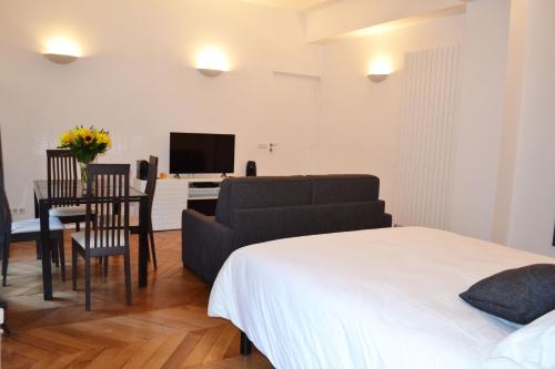 Paris Square Paris Square is conveniently located in the popular 8th - Champs Elysees area. The property has everything you need for a comfortable stay. Service-minded staff will welcome and guide you at Paris Squ