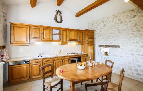 virtuve, Cozy Home In Salles Sous Bois in Salles-sous-Bois