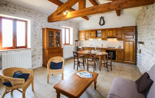 virtuve, Cozy Home In Salles Sous Bois in Salles-sous-Bois