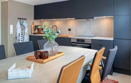 virtuve, Lovely Apartment In Myklebost With Wifi in Haroy