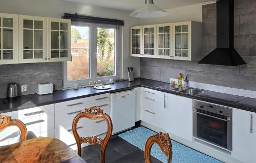 virtuve, Awesome Apartment In Rörvik With Wifi (Awesome Apartment In Rorvik With Wifi) in Rorvika