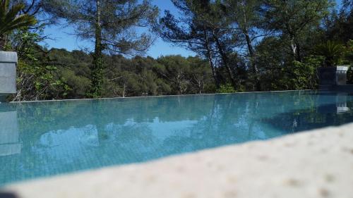 Maison ensoleillée au milieu des pins entre Marseille et Cassis, Marseille (Foto 2)