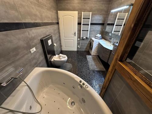 Vannas istaba, Ferienhaus MILA - Pool, Sauna, Whirlwanne, 5000qm Privatgelände mit Bolzplatz (Ferienhaus MILA - Pool, Sauna, Whirlwanne, 5000qm Privatgelande mit Bolzplatz) in Dolgen am See