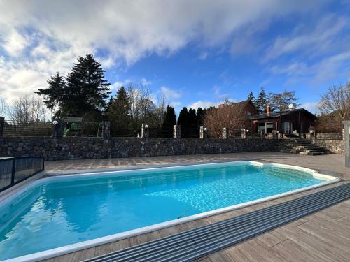 Peldbaseins, Ferienhaus MILA - Pool, Sauna, Whirlwanne, 5000qm Privatgelände mit Bolzplatz (Ferienhaus MILA - Pool, Sauna, Whirlwanne, 5000qm Privatgelande mit Bolzplatz) in Dolgen am See