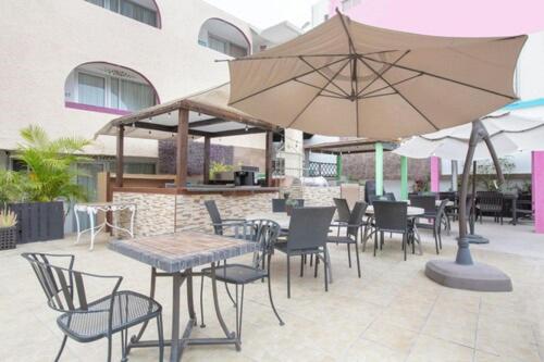 Restaurant, Capital O Hotel Dos Mares, Cabo San Lucas in Cabo San Lucas