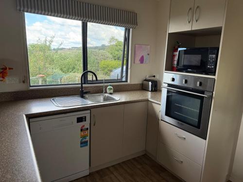 Cosy Country Private Cottage with views in Karamu