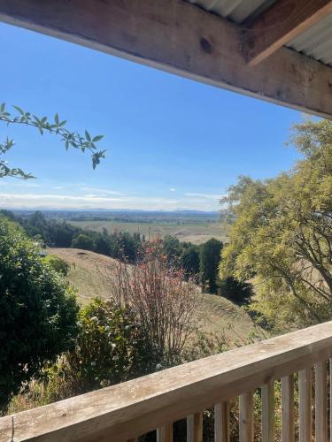 Cosy Country Private Cottage with views in Karamu