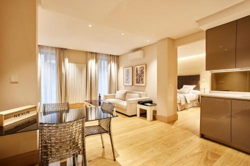 Deluxe One-Bedroom Apartment